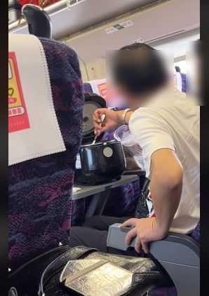 Wanita nekat masak nasi di dalam kereta api