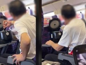 Laper Berat! Wanita Ini Nekat Masak Nasi di dalam Kereta Api