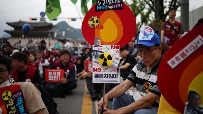 Warga Korsel Protes Pelepasan Air Radioaktif ke Laut oleh Jepang A man takes part in a protest against Japan's plan to discharge treated radioactive water from the tsunami-wrecked Fukushima plant into the ocean, in central Seoul, South Korea, July 8, 2023. REUTERS/Kim Hong-Ji