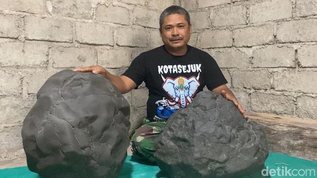 Warga Nganjuk yang mengklaim telah menemukan 2 batu meteor yang jatuh di sungai di dalam hutan.