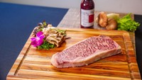 Hokkaido Strip atau potongan ribeye dihargai Rp 8,2 juta/kg. Berasal dari Hokkaido, Jepang daging ini termasuk ke dalam wagyu yang memiliki rasa kompleks. Foto: Steakhouse/Site News