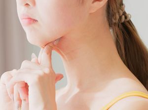 Tak Usah Insecure! 5 Cara Alami Ini Bisa Hempaskan Double Chin