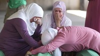 Isak tangis pecah saat warga tahu keluarganya menjadi salah satu korban pembantaian tersebut.