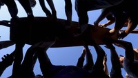 Pembantaian Srebrenica adalah puncak berdarah perang Bosnia tahun 1992-95, yang terjadi setelah pecahnya Yugoslavia. Pada Juli 1995, orang-orang Serbia Bosnia menyerbu tempat persembunyian yang dilindungi PBB di Srebrenica. Mereka memisahkan sedikitnya 8.000 pria dan anak laki-laki Muslim dari istri, ibu, dan saudari mereka, mengejar mereka melewati hutan di sekitar kota nahas itu dan membantai mereka.  