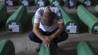 Sebanyak 30 peti mati berisi jasad para korban korban pembantaian Srebrenica, satu-satunya kasus genosida yang diakui di Eropa setelah Perang Dunia II dan baru teridentifikasi, akan dimakamkan pada peringatan 28 tahun pembantaian itu.  