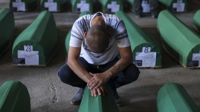 30 Jenazah Korban Pembantaian Srebrenica Kembali Teridentifikasi Muslim men carry coffins with remains of the victims of the 1995 Srebrenica genocide, in Potocari, Bosnia, Sunday, July 9, 2023. The remains of the 30 recently identified victims of Srebrenica massacre, Europe's only acknowledged genocide since World War II, arrived at the Memorial centre in Potocari where they will be buried on July 11. (AP Photo/Armin Durgut)