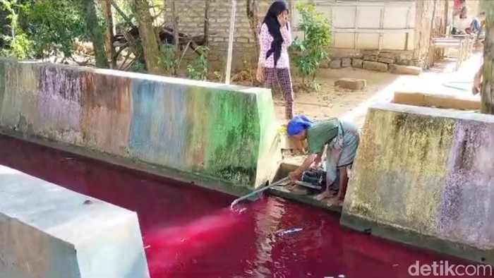 Air selokan di Pamekasan mendadak berwarna merah darah