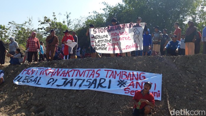 Aksi demo di lokasi tambang galian C tanah uruk, Desa Jatisari, Kecamatan Sambi, Boyolali, Senin (10/7/2023).