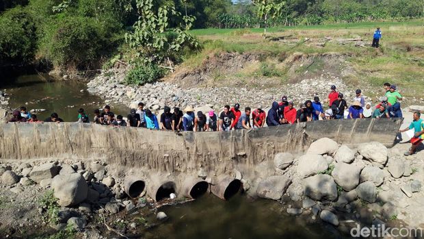 Aksi demo di lokasi tambang galian C tanah uruk, Desa Jatisari, Kecamatan Sambi, Boyolali, Senin (10/7/2023).