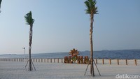 Setelah puas menikmati kuliner, traveler dapat berjalan- jalan menyusuri pantai sambil bercengkrama. Kamu harus juga foto-foto di sini!