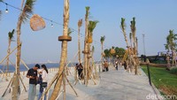 Sambil menikmati angin segar di tepi pantai, para pengunjung dapat menikmati berbagai pilihan restoran dan cafe seperti Ala Moana by Abraco Bistro & Bar, Okinawa Sushi, Monsieur Spoon, Un Yang Kor Dai, Pappa Jack, HogHock, BornChick, Vineyard, Hotlicks BBQ, HoyTod, Aloha Sabay by Hygge, Sate Republik, JeJu, Kanza, Truffle Belly, Koppi, KoKo-Nut Ice Cream, Just CoCo, Master Squid & Hei Hei, D’Crepes, Shake Shake In Tub, Baby Crab & Co dan Bellissimore.