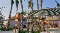Aloha didesain dengan konsep tropis ala Hawaii dan Indonesia, pengunjung tidak hanya akan dimanjakan dengan pemandangan Laut Jawa, tapi juga banyak aktivitas seru, pilihan restoran yang dikurasi, serta suasana liburan yang menyenangkan.