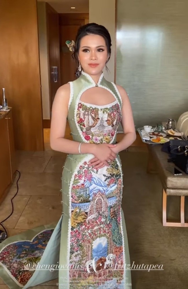 Inilah calon menantu Hotman Paris Hutapea, Chen Giovani. Pada momen prosesi sangjit yang dijalaninya Chen mengenakan cheongsam dengan detail lukisan pemandangan yang cantik. Foto: Dok. Instagram bykeziadelarosa