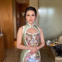 Inilah calon menantu Hotman Paris Hutapea, Chen Giovani. Pada momen prosesi sangjit yang dijalaninya Chen mengenakan cheongsam dengan detail lukisan pemandangan yang cantik. Foto: Dok. Instagram bykeziadelarosa