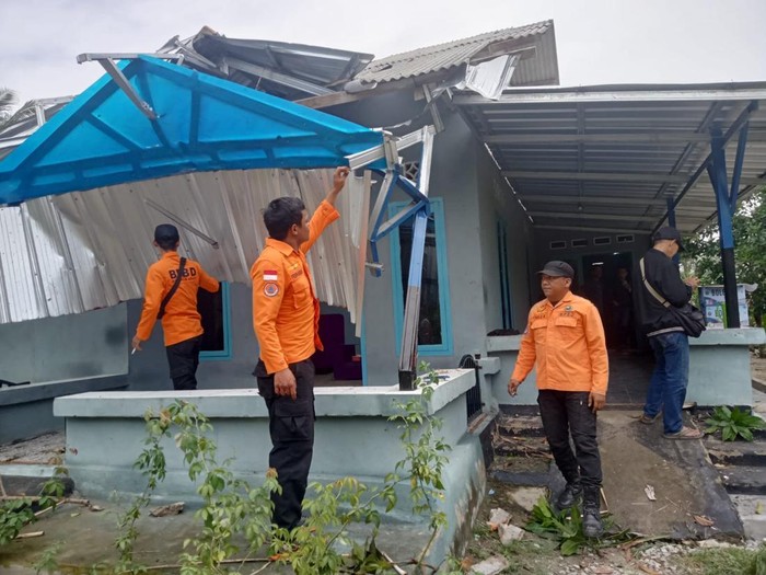 Angin puting beliung atap rumah dan perahu nelayan di Bangka Barat