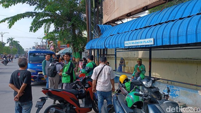 Angkot 135 menabrak penjual pulsa dan tiga sepeda motor ojek online yang parkir di dekat Halte Millenium Plaza, Jalan Kapten Muslim, Kota Medan.