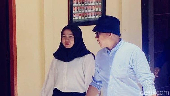 Ardilla Rahayu Pongoh (putih), terdakwa kasus pembunuhan suaminya sendiri, Brigadir Yones Fernando Siahaan saat menjelang pembacaan pledoinya di PN Sorong. detikcom/Juhra Nasir.