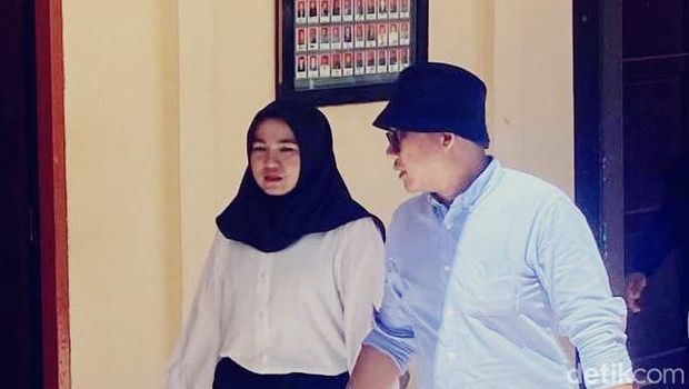 Ardilla Rahayu Pongoh (putih), terdakwa kasus pembunuhan suaminya sendiri, Brigadir Yones Fernando Siahaan saat menjelang pembacaan pledoinya di PN Sorong. detikcom/Juhra Nasir.