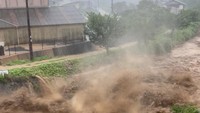Hujan deras tak biasa melanda Jepang dalam beberapa hari terakhir imbas laju perubahan iklim. Hal ini memacu banjir dan tanah longsor di kawasan barat daya Jepang.