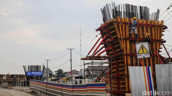 Begini Progres Flyover Cisauk yang Ditarget Kelar September 2023 Proyek pembangunan flyover Cisauk terus dikerjakan. Flyover untuk mengatasi kemacetan itu ditargetkan rampung pada September 2023 mendatang.