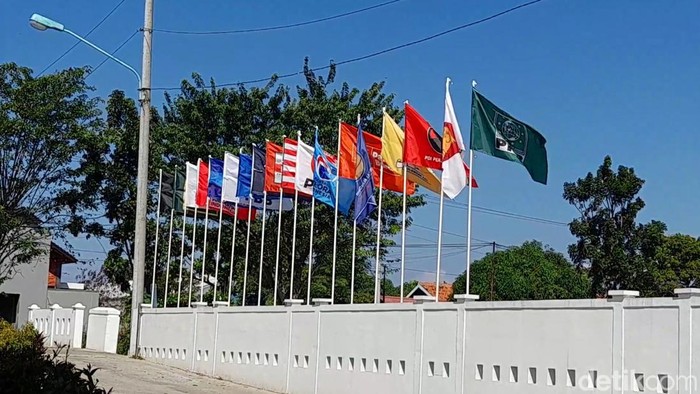 Bendera parpol di KPU Brebes. Foto diunggah Senin (10/7/2023).