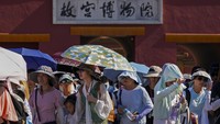 Pengunjung memakai topi matahari dan membawa payung saat meninggalkan Kota Terlarang pada hari yang panas di Beijing. Rekor suhu terpanas sendiri pertama dipecahkan pada 3 Juli 2023 ketika suhu rata-rata global mencapai 17,01 derajat celcius (62,62 derajat fahrenheit). Suhu ini lebih tinggi dari rekor hari terpanas sebelumnya 16,92 derajat celcius pada 24 Juli 2022 dan 14 Agustus 2016, sebagaimana dikutip dari Forbes. AP/Andy Wong
