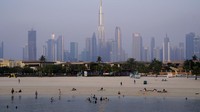 Dengan latar belakang cakrawala kota dan Burj Khalifa, gedung tertinggi di dunia, orang-orang menikmati berenang di Dubai, Uni Emirat Arab. Hari dengan suhu terpanas di Bumi pecah pada Senin, 3 Juli 2023 lalu. Rekor kemudian kembali pecah sehari setelahnya di mana pada 4 Juli 2023, suhu rata-rata global mencatatkan rekor terpanas. AP/Kamran Jebreili