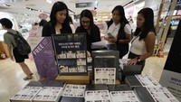 Salinan Beyond the Story: 10-Year Record of BTS ditampilkan untuk memperingati 10 tahun debut mereka di toko buku di Seoul, Korea Selatan, Minggu (9/7/2023).