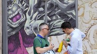Turis mengisi botol mereka dengan minuman segar di Roma, Sabtu, 8 Juli 2023. Gelombang panas yang hebat telah mencapai Italia, membawa suhu mendekati 40 derajat Celcius di banyak kota di seluruh negeri.  