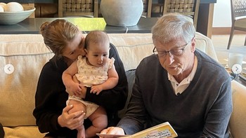 Ketika aku berpikir tentang dunia tempat cucu akan dilahirkan, aku lebih terinspirasi dari sebelumnya untuk membantu anak dan cucu semua orang punya kesempatan bertahan hidup dan berkembang, tulis Gates saat menyambut kelahiran cucunya. Foto: Instagram