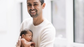 Nayel Nassar, sang atlet berkuda yang membela Mesir, tersenyum sambil menggendong bayinya. Foto: Instagram