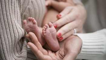 Jennifer Gates, putri sulung Bill Gates, melahirkan anak pertama buah cintanya dengan sang suami, Nayel Nassar pada awal Maret silam. Sang anak perempuan ini pun menjadi cucu pertama Bill Gates dan mantan istrinya, Melinda. Sending love from our healthy little family, demikian tertulis dalam caption foto di akun Instagram Jennifer, memperlihatkan kaki mungil sang bayi dalam dekapan. Foto: Instagram