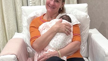 Sang nenek pun menimangnya. Rasanya baru kemarin aku menimang Jennifer di usia ini. Sekarang, dia punya bayi sendiri dan aku bangga melihatnya bersama Nassar menjadi orang tua, tulis Melinda Gates. Foto: Instagram