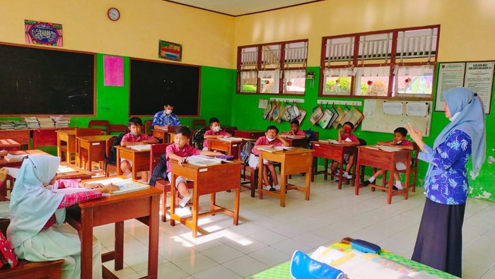 Kegiatan belajar mengajar di SD N 1 Dayeuhluhur, Kabupaten Cilacap.