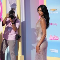 Dua Lipa merupakan salah satu pemeran dalam film Barbie yang akan rilis di Indonesia pada 19 Juli 2023. Dalam film yang pemeran utamanya Margot Robbie dan Ryan Gosling itu, Dua Lipa memerankan Mermaid Barbie. Foto: AP Photo/Chris Pizzello