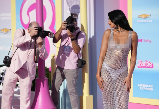 Selain menjadi cameo sebagai Barbie Mermaid, Dua Lipa juga mengisi soundtrak film Barbie. Penyanyi 27 tahun pemenang Grammy Awards itu menyanyikan lagu berjudul Dance The Night. Foto: AP Photo/Chris Pizzello