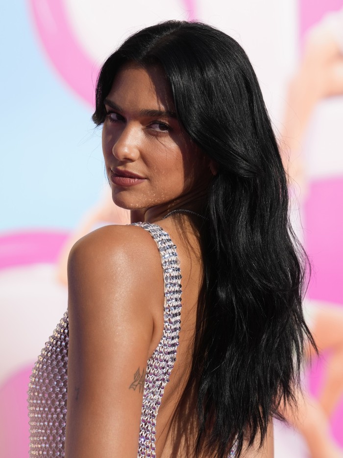 Dua Lipa di premier film Barbie EDS NOTE: NUDITY - Dua Lipa arrives at the premiere of Barbie on Sunday, July 9, 2023, at The Shrine Auditorium in Los Angeles. (AP Photo/Chris Pizzello)