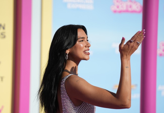 Sedangkan untuk makeup, Dua Lipa menerapkan contour yang menonjolkan tulang pipinya dan memakai blush warna hangat. Dia melengkapi riasanya dengan lipstik matte warna nude. Foto: AP Photo/Chris Pizzello