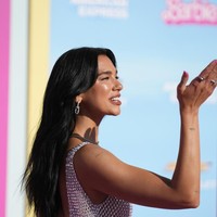 Sedangkan untuk makeup, Dua Lipa menerapkan contour yang menonjolkan tulang pipinya dan memakai blush warna hangat. Dia melengkapi riasanya dengan lipstik matte warna nude. Foto: AP Photo/Chris Pizzello