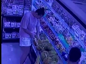 Duh! Tidak Beli Tapi Wanita Ini Comot dan Makan Durian Sembarangan