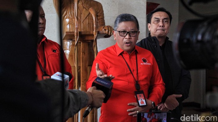 Sekjen Partai PDI Perjuangan Hasto Kristoyo (tengah) bersama politikus PDIP Effendi Simbolon (kanan) dan Ketua Bidang Kehormatan DPP PDI-P Komarudin Watubun memberi pernyataan pers usai pertemuan di Kantor DPP PDIP, Jl Proklamasi, Menteng Jakarta Pusat, Senin (10/7/2023).