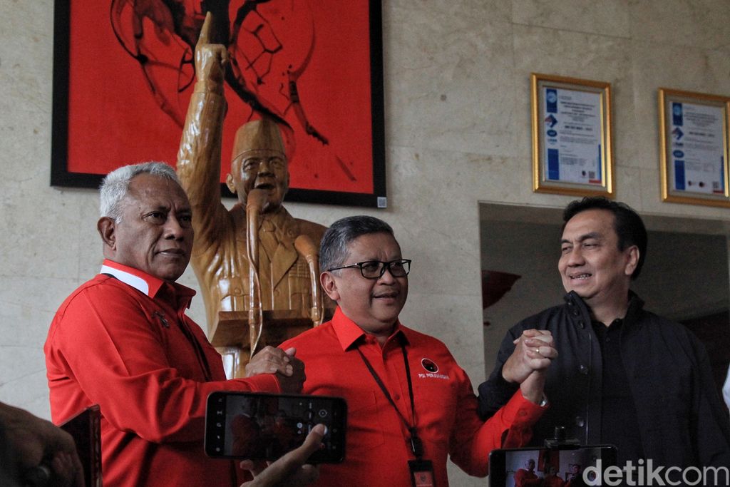 Sekjen Partai PDI Perjuangan Hasto Kristoyo (tengah) bersama politikus PDIP Effendi Simbolon (kanan) dan Ketua Bidang Kehormatan DPP PDI-P Komarudin Watubun memberi pernyataan pers usai pertemuan di Kantor DPP PDIP, Jl Proklamasi, Menteng Jakarta Pusat, Senin (10/7/2023).
