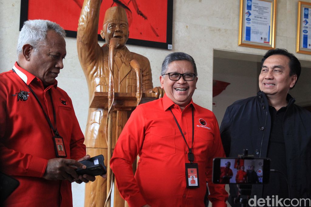 Sekjen Partai PDI Perjuangan Hasto Kristoyo (tengah) bersama politikus PDIP Effendi Simbolon (kanan) dan Ketua Bidang Kehormatan DPP PDI-P Komarudin Watubun memberi pernyataan pers usai pertemuan di Kantor DPP PDIP, Jl Proklamasi, Menteng Jakarta Pusat, Senin (10/7/2023).