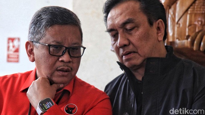 Sekjen Partai PDI Perjuangan Hasto Kristoyo (tengah) bersama politikus PDIP Effendi Simbolon (kanan) dan Ketua Bidang Kehormatan DPP PDI-P Komarudin Watubun memberi pernyataan pers usai pertemuan di Kantor DPP PDIP, Jl Proklamasi, Menteng Jakarta Pusat, Senin (10/7/2023).