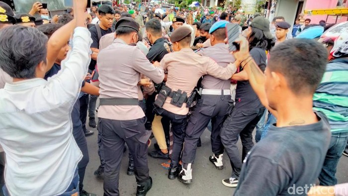 Eksekusi gudang dan ruko di Ternate ricuh.
