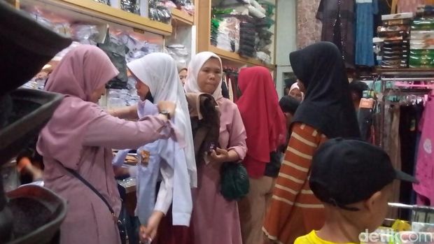 Emak-emak berburu seragam sekolah jelang tahun ajaran baru