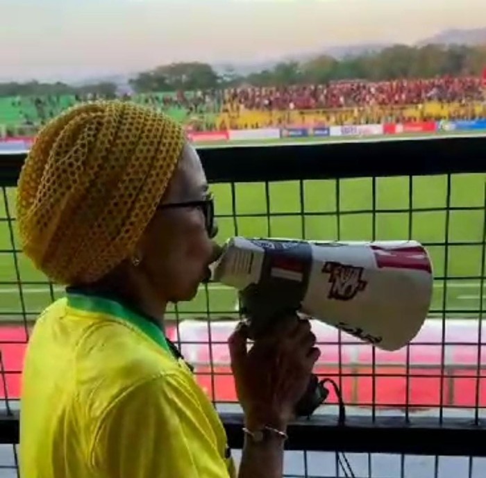 Emak-emak keluhkan harga tiket PSM Makassar di Stadion Gelora BJ Habibie, Parepare saat melawan Dewa United.