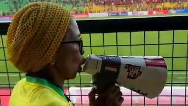 Emak-emak keluhkan harga tiket PSM Makassar di Stadion Gelora BJ Habibie, Parepare saat melawan Dewa United.