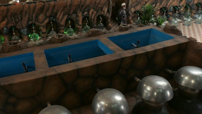 Wisatawan mengunjungi lokasi penyulingan bunga mawar untuk parfum di Thaif, Mekah, Arab Saudi, Minggu (9/7/2023). Pemerintah Arab Saudi menargetkan kunjungan wisatawan nonreligi sebanyak 100 juta turis per tahun pada 2030. ANTARA FOTO/Wahyu Putro A/tom.