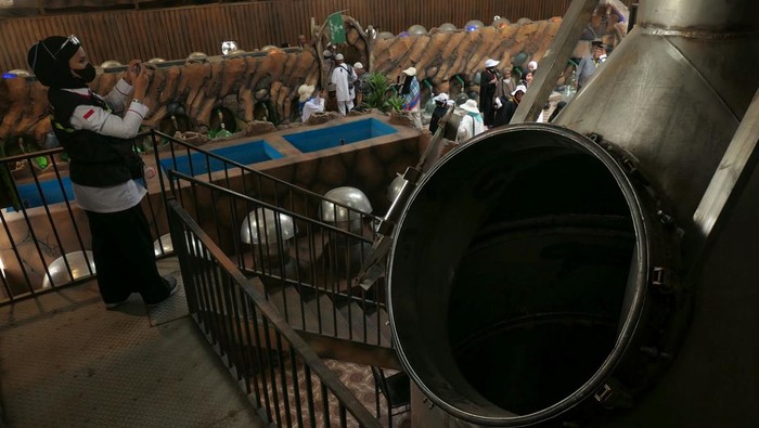 Geliat Arab Saudi Kembangkan Wisata Nonreligi Wisatawan mengunjungi lokasi penyulingan bunga mawar untuk parfum di Thaif, Mekah, Arab Saudi, Minggu (9/7/2023). Pemerintah Arab Saudi menargetkan kunjungan wisatawan nonreligi sebanyak 100 juta turis per tahun pada 2030. ANTARA FOTO/Wahyu Putro A/tom.